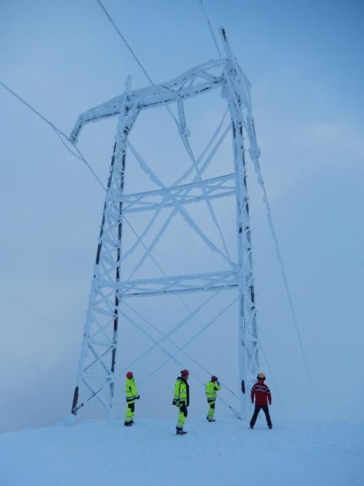 KVT/BEN/2015/R019 Figur 2-2 Bilder fra mast 40, tatt under befaring den 20.11.2014. Isens form på bildet til høyre viser at isen har bygget seg på ved vind fra øst.