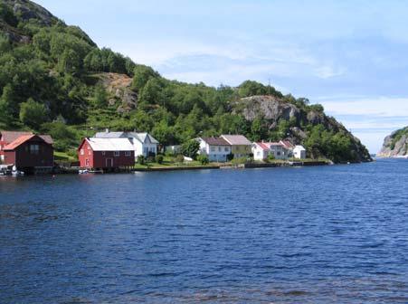 Figur 18. Kulturmiljø i ytre del av Åna Sira, Roligheten til venstre, Sanden til høyre. Figur 19. Åna Sira til venstre, utsyn mot storhavet til høyre.