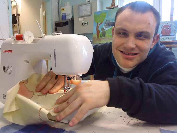 Nytt fra Cultura Jon-Terje Wiik er en av de ansatte hos Studio Aurora her i arbeid ved symaskinen.
