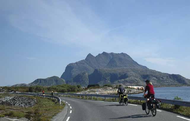 Ta turen ut til hullet i Torghatten, før du øyhopper via Himmelblå Ylvingen til Vega verdensarvøy sine mange egg- og dunvær.