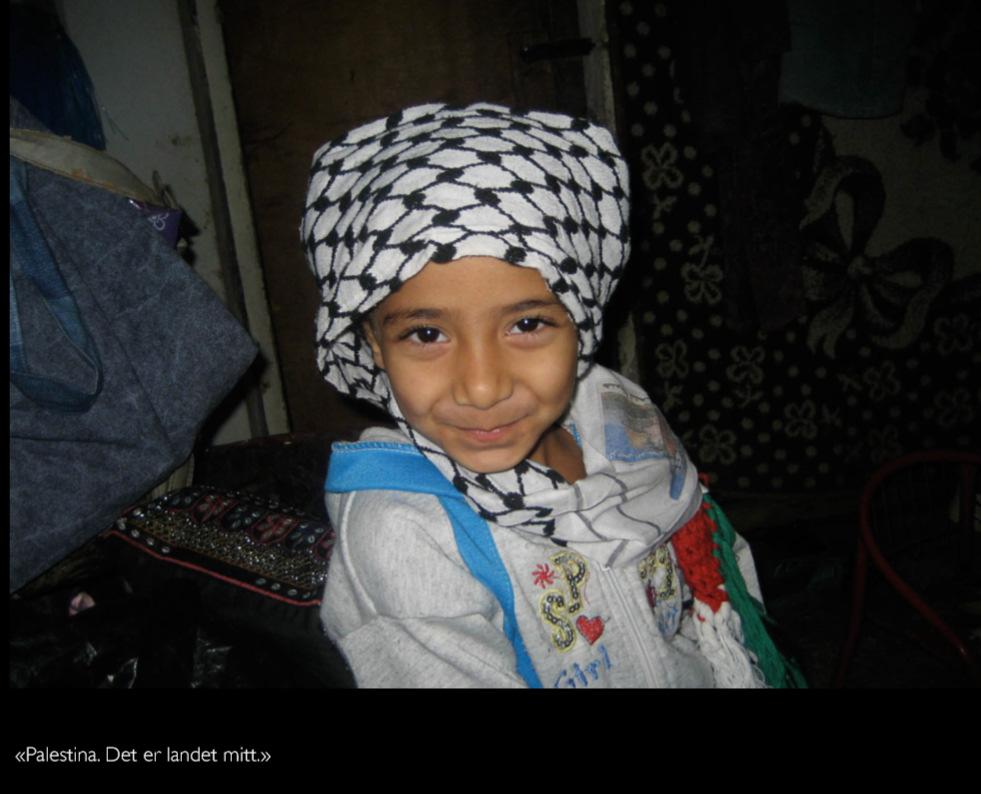 com Boka heter Midt mellom ingen steder: Et fotoprosjekt med palestinske flyktningbarn og bildene er fra vår del av fotoprosjektet Eyes of Children som vi gjennomførte med barna i