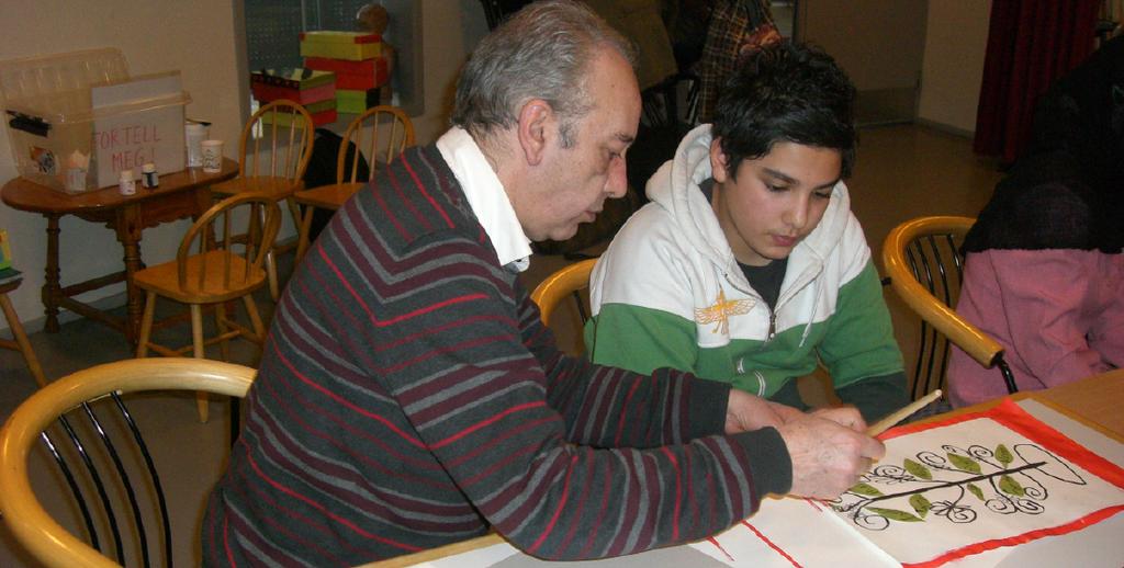 Minoritetsspråklige foreldre med barn i grunnskolealder. Medarbeidere innen voksenopplæring og bibliotek. Fortell meg! er et familielæringsprosjekt med familiehistorier som utgangspunkt.