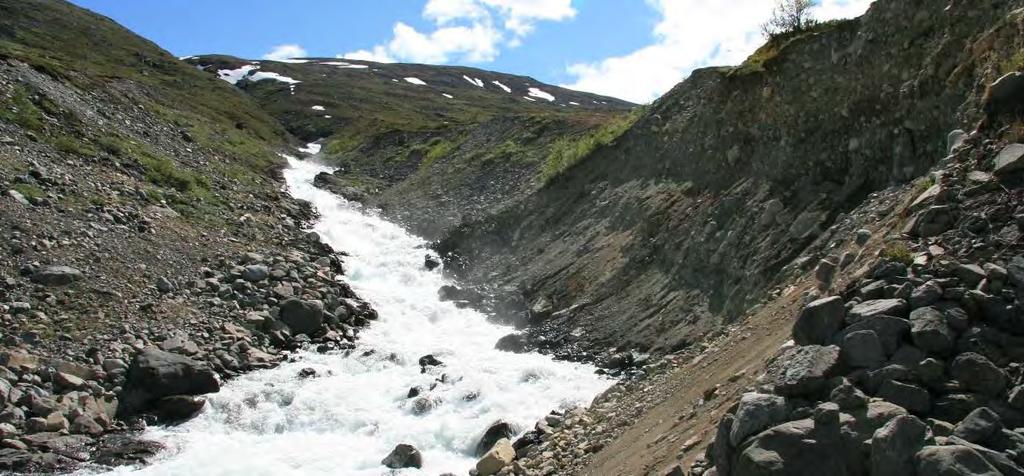 Rammebetingelser Svartholgrove i Smådalen, 200 m nedstrøms tunnelutløpet fra Veooverføringen. Det er laget plan for sikring og opprensking av strekningen ned til Smådalsvatni.