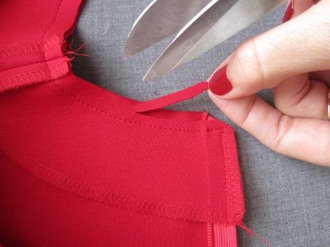 0,5 cm og klipp hakk i linning og kjole.