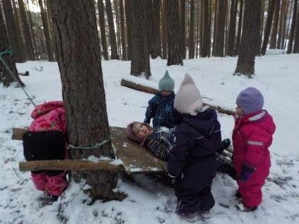 I desember blir det en del forskjellige aktiviteter. Vi skal ha adventsamlinger med sang og moro. I år har vi en stor nisse som skal henge på veggen, her skal vi lime på bomullsdotter.