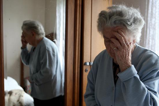 NORD-NORGE IDENTITETSBEVARENDE OMSORG FOR PERSONER MED ALZHEIMERS SYKDOM OG DERES FAMILIER Samarbeid med pårørende til personer med demenssykdom er grunnleggende både for å skape kvalitativt gode