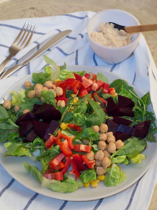 RØDBET OG KIKERTSALAT med hummus 4 oz kokte kikerter Grønnsaker: 3 oz rødbeter 3 oz grønn salat 2 oz rød paprika 2 oz mais Fett: 1ss tahini Krydder: 1 ss sitronsaft 1 fedd hakket hvitløk ½ ts