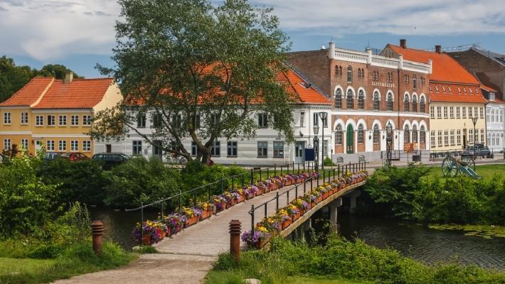 Nyborg Slott (2.2 km) Se Danmarks eneste bevarte kongeborg fra Middelalderen.