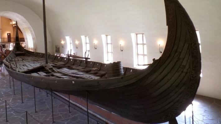 Vikingskipet «Oseberg» Holmenkollbakken (11.4 km) Idrettsarenaen på Holmenkollen er den mest besøkte attraksjonen i Norge.