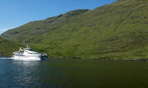 Vi vil stoppe ved Kylemore Abbey ved Kylemore Lough. Kylemore Abbey ble bygget på 1800-tallet av en velstående engelsk forretningsmann.