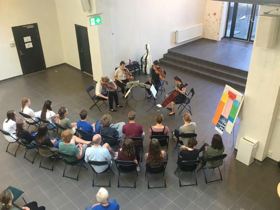 Mesterklasse med Arve Tellefsen Onsdag og torsdag holdt Arve Tellefsen Masterclass for tre av fiolinistene på kurset i tillegg til en cellist. Resten av deltakerne hørte på.