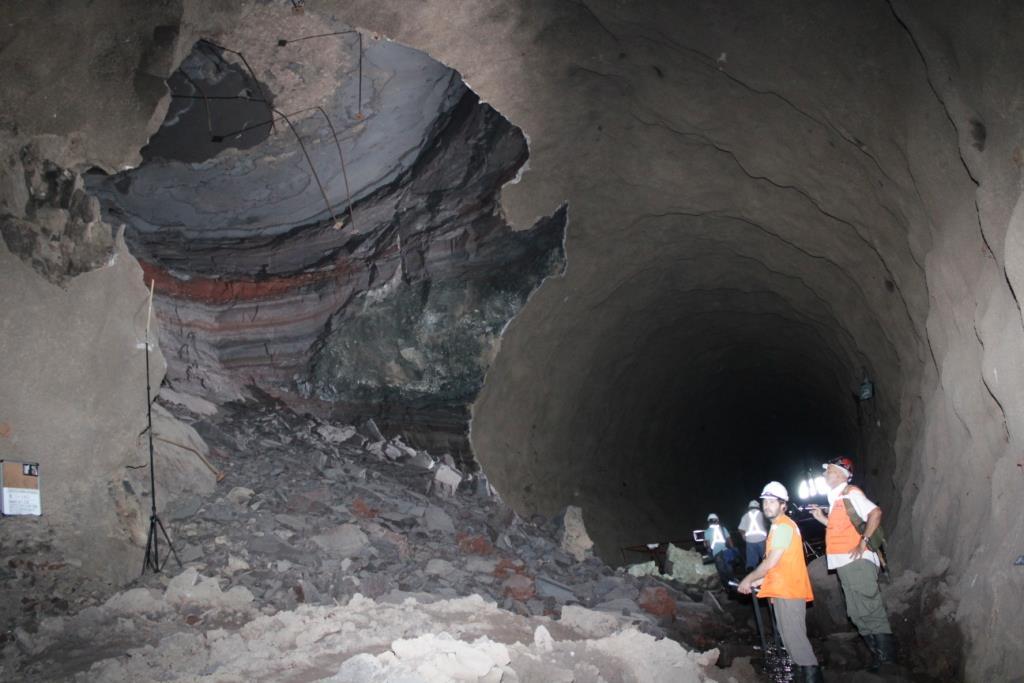 EKSEMPEL RAS I VANNKRAFT-TUNNEL, PANAMA Vulkansk tuff (siltstein) Svært liten fasthet Innstøpte bolter med 100 mm skive Brudd rundt skiva,