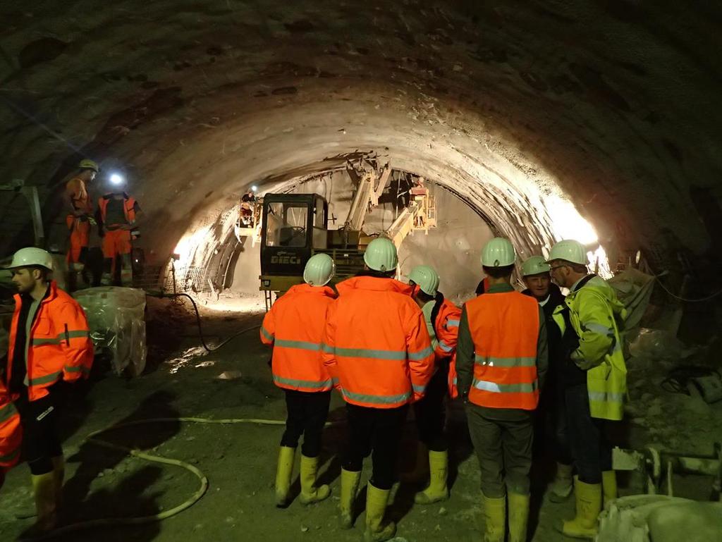 OBERTAU TUNNEL I SVEITS Ca 2 km lang vegtunnel Ca 1 km i morenemasser