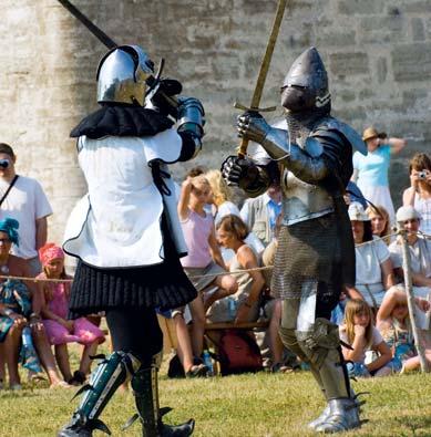 fortsatt finnes i fungerende stand. Katarinakirken på øya er en av de eldste i stland og er kjent for sine historiske fresker og den trapesformede gravsteinen med hedenske symboler.