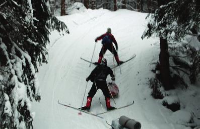 Trening og, trening og mer trening. Himmeljegerne er storebror Simen på 30 år, psykisk utviklingshemmet, glad i musikk, alt fra Iron Maiden til barnesanger og fotballsanger.