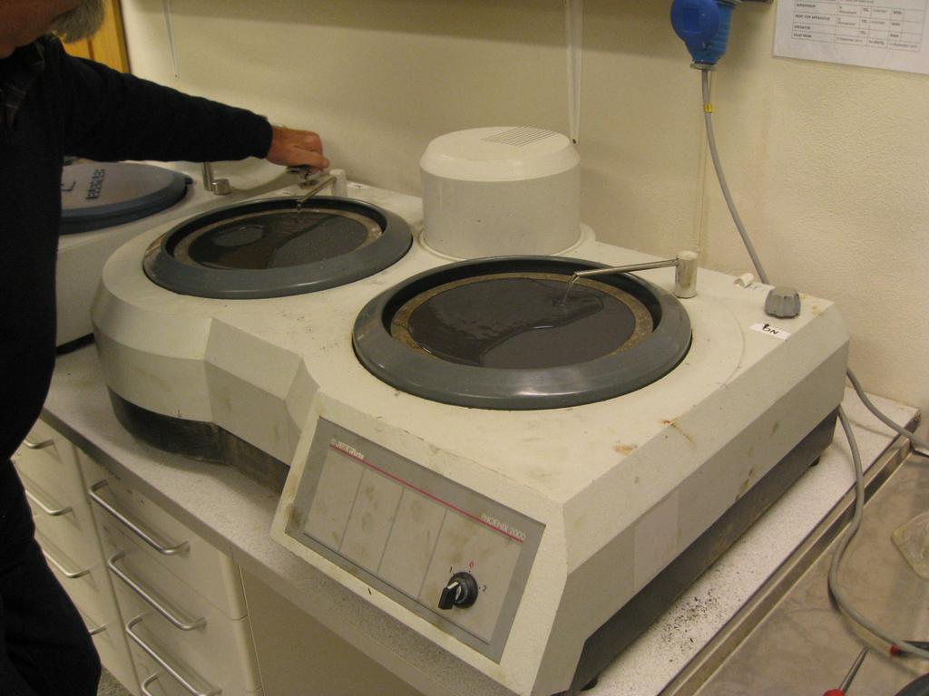 Materialtesting i laboratorium 62 ble enkeltvis satt på riggen i pressen og bøyd.
