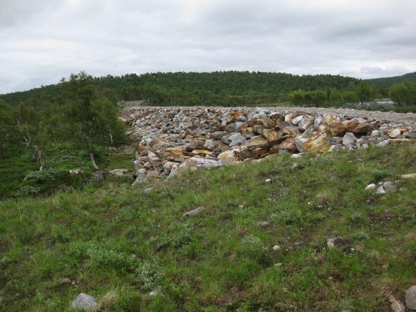 Gjømmervatn Dam Gjømmervatn østre er en liten fyllingsdam som har stor steinstørrelse. Plastringen er preget av store hull, og det er ved noen områder dårlig kontakt mellom sideliggende steiner.