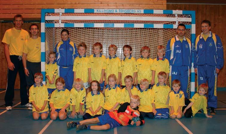 Håndballskolen 1997 Bak fra venstre: Daniel (Trener), Leif Martin (Trener), Susann, Ingvill (Trener), Tobias, Jonas, Christoffer Isak, Petter, Knut, Thomas, John (Trener) og Tor (Trener).