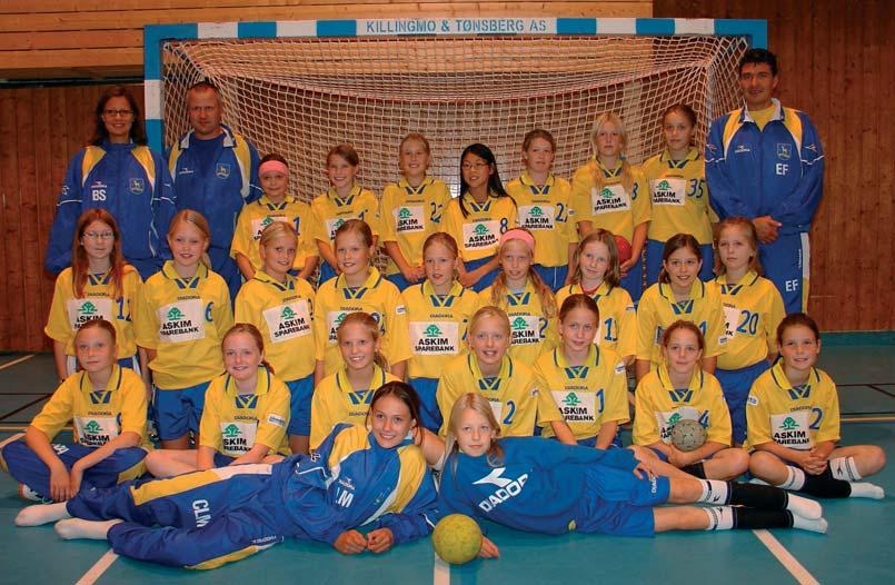 J 11 For terminlister og resultater/tabeller se www.skihandball.no Bak fra venstre: Beate (Trener), Finn (Trener), Isabelle, Enja Seline, Marlene, Lisa, Tiril, Karoline, Thea St. og Erlend (Trener).