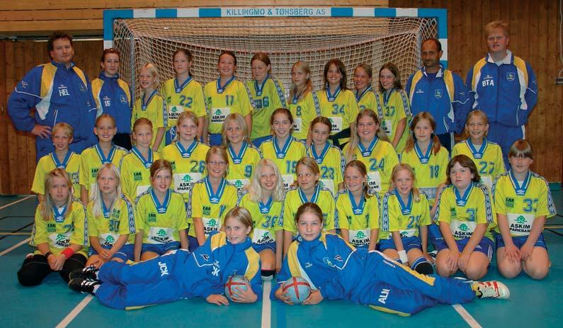 J 12 For terminlister og resultater/tabeller se www.skihandball.no Bak fra venstre: Harald (Trener), Helena (Trener), Carine, Vera, Hedda, Camilla D., Pernille, Camilla J.