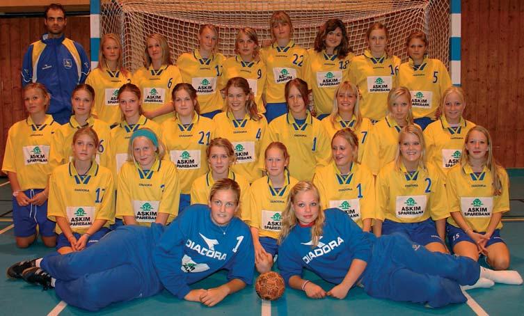 J 14 For terminlister og resultater/tabeller se www.skihandball.no Bak fra venstre: Aksel (Trener), Marte, Elise, Stine, Nina Marie, Josefine, Susanne, Julie Rs. og Christine.