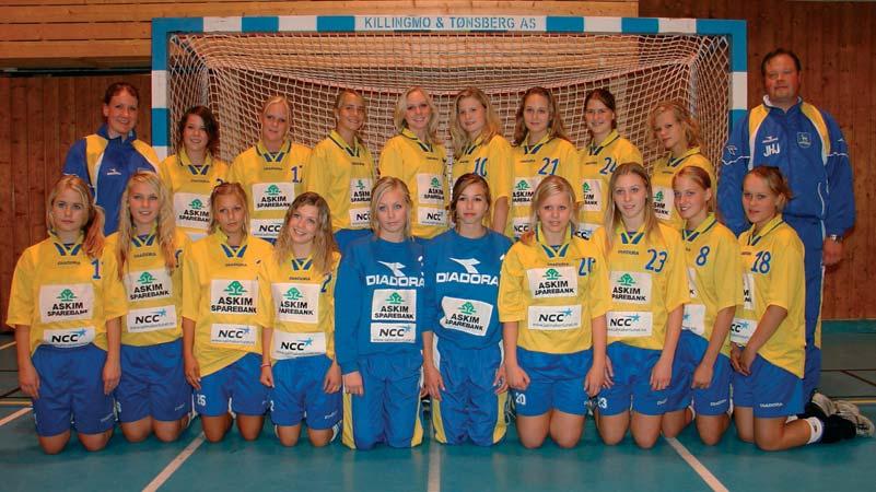 J 15 For terminlister og resultater/tabeller se www.skihandball.no Bak fra venstre: Wibeke (Trener), Trine, Stine, Vibeke, Kristine, Carina S., Isa Linn, Ingrid, Ida og Jon Helge (Trener).