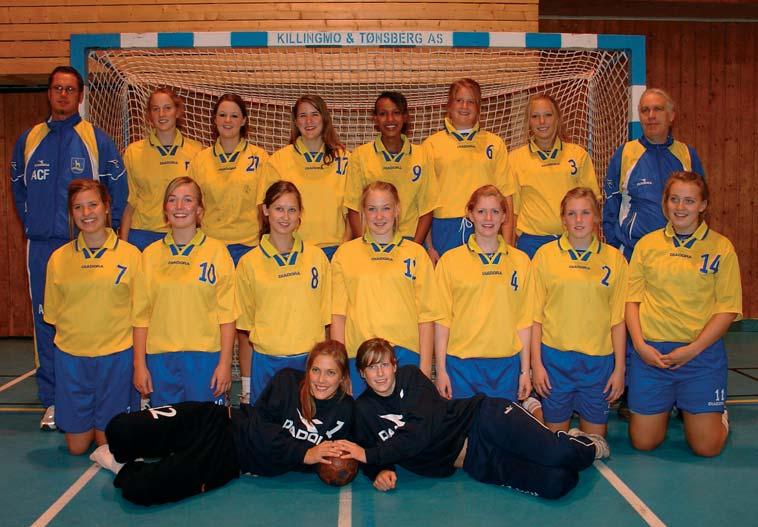 J 17 For terminlister og resultater/tabeller se www.skihandball.no Bak fra venstre: André (Tidligere trener), Beate, Kristin, Marlene, Eptisam, Katrine, Silje og Frode (Trener).