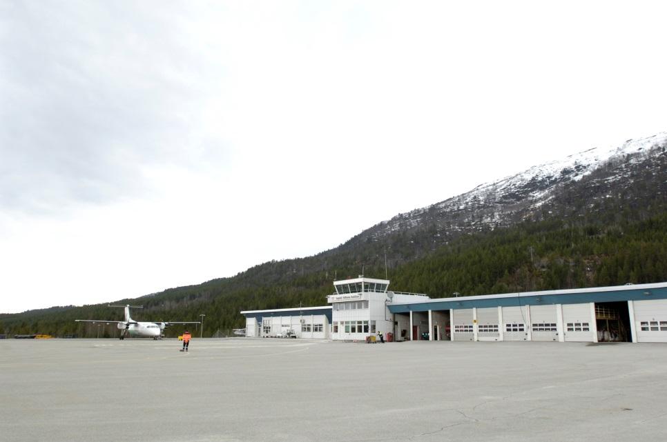 Aktivitetar ved Sogndal lufthamn i 2014 Sogndal lufthamn har i 2014 mål om å: - Ta i bruk nye flyoppstillingsplassar for trafikk (april/mai)