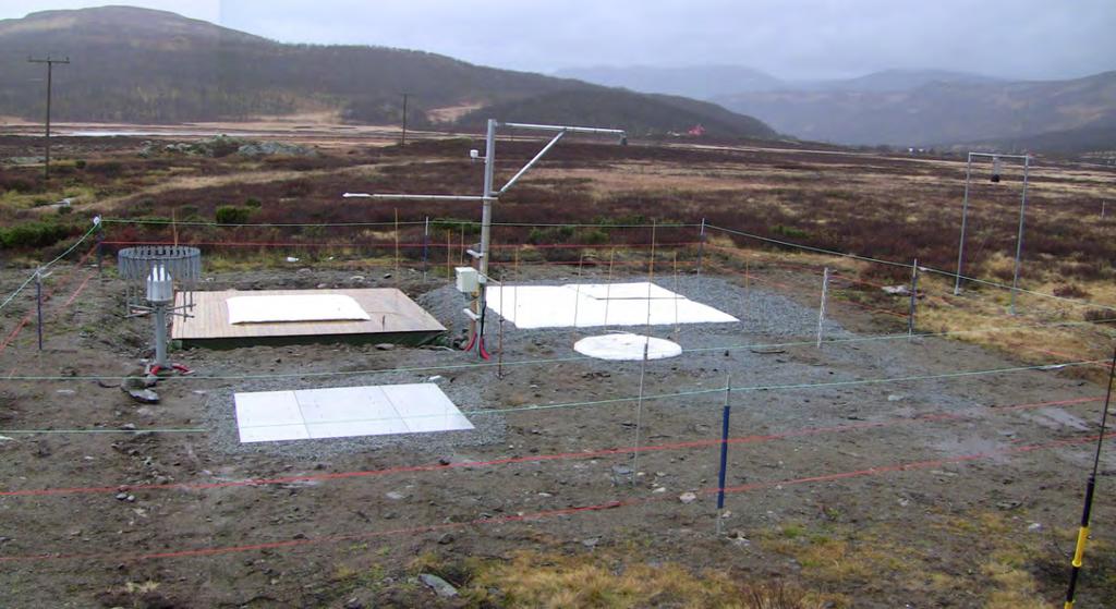 2.2 Nærliggende målestasjoner Høsten 2010 etablerte Meteorologisk Institutt (met.no) en ny klimastasjon i umiddelbar nærhet av snøforskningsfeltet (ca. 8 m øst for forskningsfeltet).