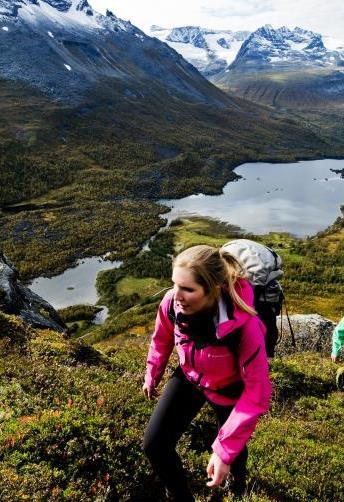 Friluftsliv og reiseliv Grense mellom friluftsliv og reiseliv blir mer diffus Naturen blir sportifisert Folk oppsøker nye steder i