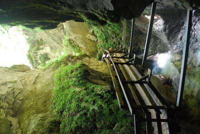 Begge er tilrettelagt for besøkende med trapper og gelender. Kløfta er ca. 600 meter lang og er et spennende naturfenomen som ble dannet for ca. 12.000 år siden.