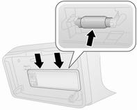 150 Pleie av bilen Uttagbart kupélys bak 1. Trykk på knappen på toppen av lampeenheten for å frigjøre den. 2. Press ut lampeenheten på viste punktene. 3.