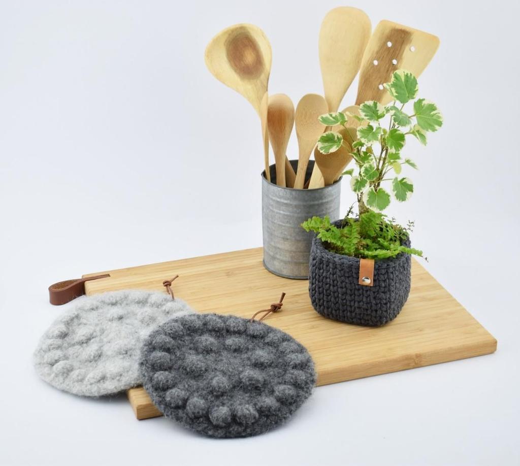 Gryteunderlag med blomst i bobler Materialer: - Heklenål nr. 8 - Drops Eskimo - Evt. 18 cm. skinnsnor Kjøp garnet og tilbehør her: http://shop.hobbii.no/heklet-gryteunderlag-no Mål: Ca.