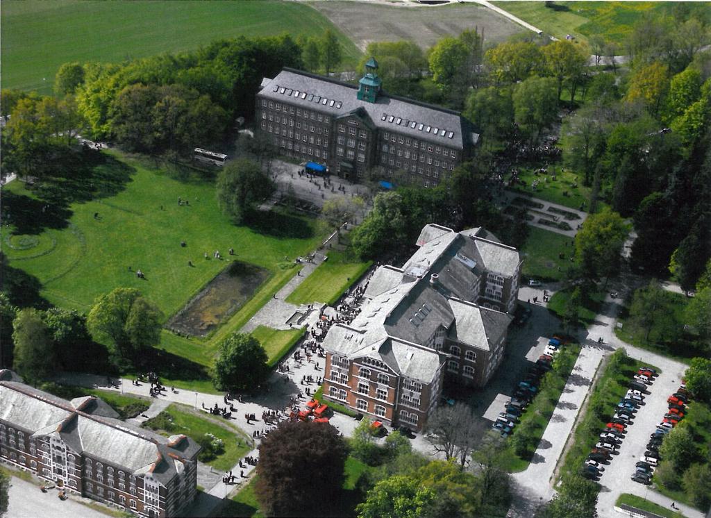 Det er bevist at det er arealeffektivt å legge kantine og bibliotek ved siden av hverandre slik at kantina også kan brukes til generelt studieareal og gruppearbeid utenom spisetiden.