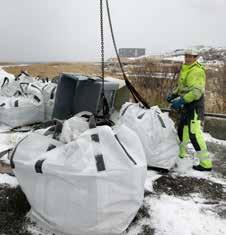 Tor Sverre Østingsen er en glad kar. Her hentes marint avfall fra kyststien i Øksnes. Stabling må til slik at alt får plass.