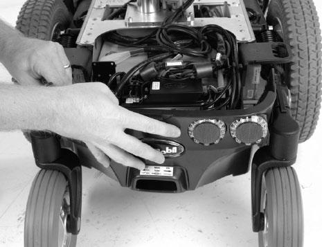 Sett hovedsikringen i stilling "AV", se bilde. Off On Hovedsikring/batterifrakobler (Av-På). 5. Demonter det fremre chassisdekselet, se bilde. 86. 6.