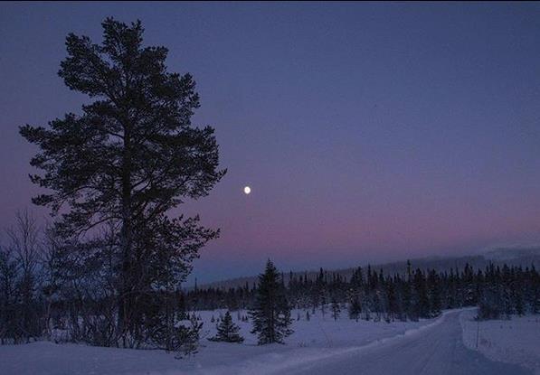 2018 Været i Norge Klimatologisk månedsoversikt Desember 2017 Lars Grinde og Jostein Mamen Blåtimen i Engerdal i slutten av desember Foto: @nilzee58