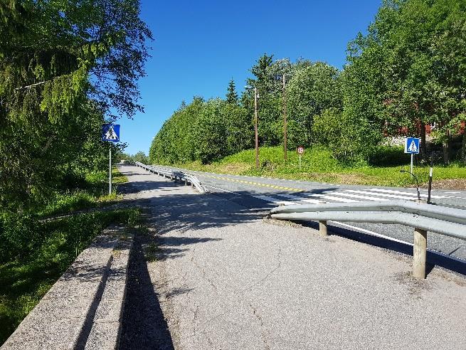 Bakketopp med busslomme på begge sider og uoversiktlig, 80-sone.