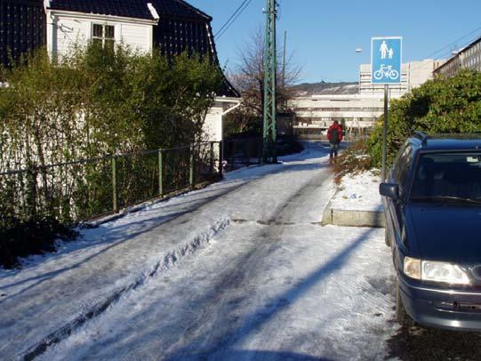 Fysiske tiltak her er derfor ikke vurdert som nødvendig. Figur 26:Ulovlig kjøring over gangareal I dag ender øvre del av Idrettsveien i en gang-/sykkelveg mot Ibsens gate/haukelandsveien.