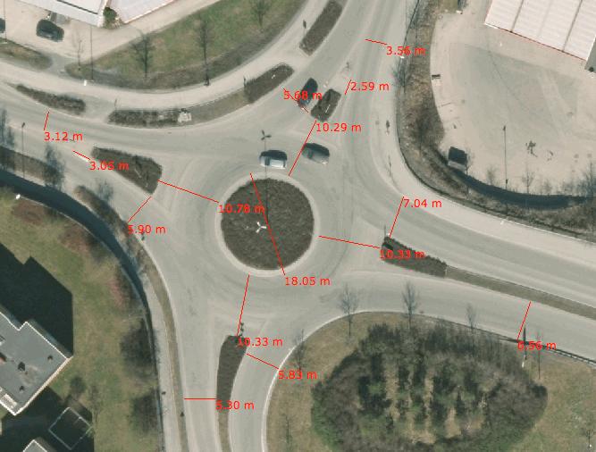 Figur 23 viser de viktigste geometriske målene ved rundkjøringen på Nidarvoll. I tillegg har man målt at bussholdeplassen Nidarvoll skole er 37,6 meter lang på tilfarten.