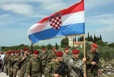 Hrvatska vojska s barjakom predvodi mimohod U proteklih 131 godinu Općina Promina