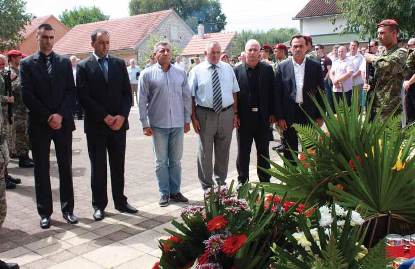 Predsjednik d OV Danijel Džapo, načelnik Tihomir Budanko, generali Ante Gotovina i Rahim Ademi, župan Goran Pauk i saborski zastupnik Ante Kulušić odaju počast prominskim žrtvama iz