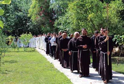 započelo je euharistijsko slavlje koje je predvo- Procesija na Gospinom otočiću Provincijal fra Joško Kodžoman predvodi euharistijsko slavlje slavlja i prozvao kandidate.