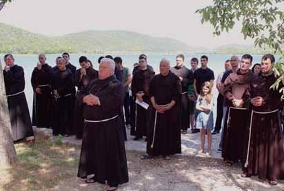 I., jer mi je Gospodin udijelio ovu milost da Evanđelje i stope Gospodina našega Isusa Krista izbližega slijedim, pred prisutnom braćom, u tvojim rukama, provincijale fra Joško, čvrstom vjerom i