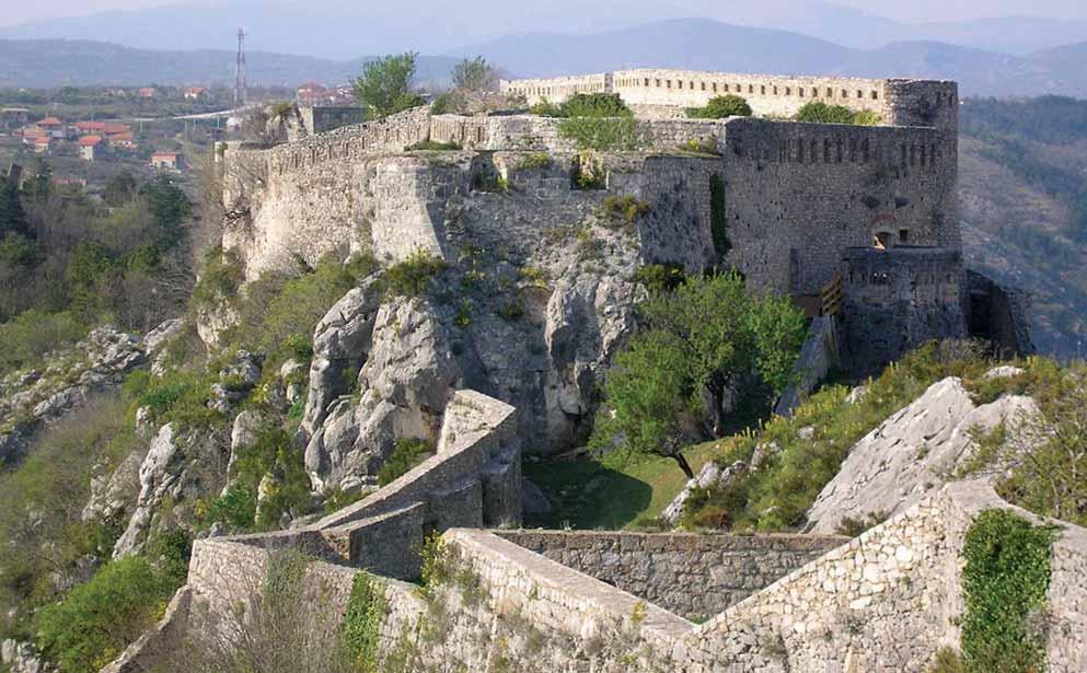 U Legenda o Banici Vladislavi@Lacki... Vladarici gradova Knina, Nečvena i Ključa... ono doba kada su se vladari mijenjali kao zrake sunca na obzorju, čas zlatne, čas blijede, poput lica.