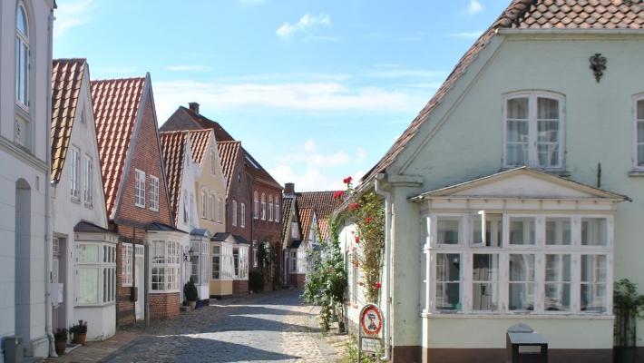 Motel Apartments I den sønderjyske byen Tønder finner dere et hyggelig bymiljø med sjarmerende shopping gater og hyggelige kafeer, historiske og museer.