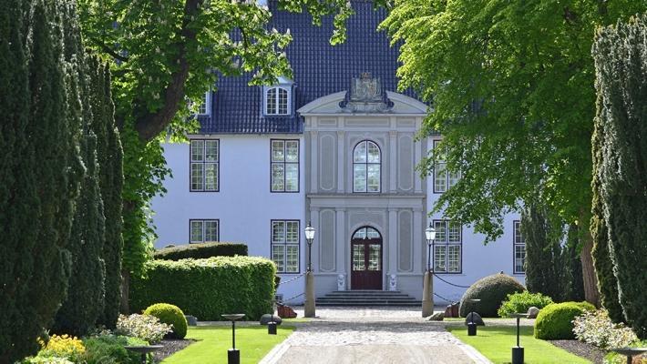 Schackenborg Slott Vadehavet (16.4 km) Vadehavet nasjonalpark ligger på den jyske vestkysten og strekker seg fra Blåvandshuk og Ho Bugt i nord til den tyske grensa i sør.