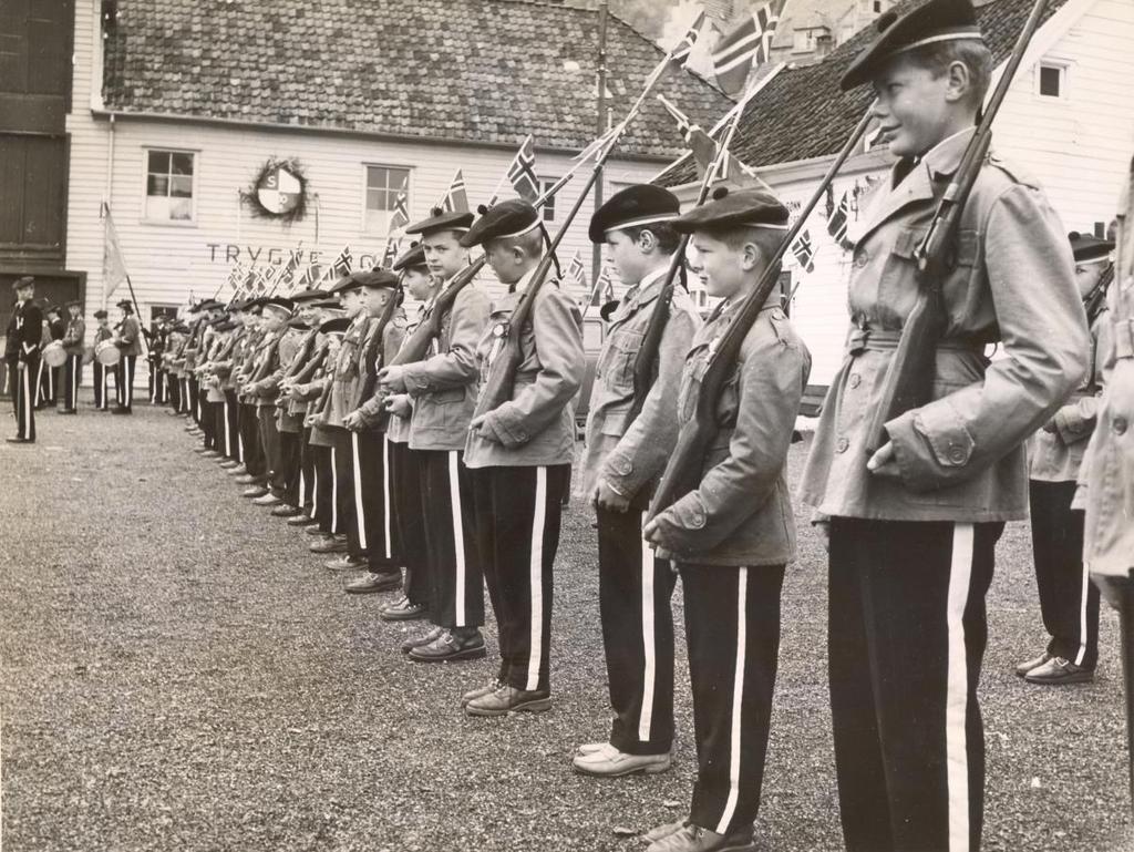 hytten. Fra S.F. ble det overrakt en sabel og fra kommunen ved ordfører Tjønneland en vakker tromme. Et like vakkert horn fikk korpset av Nygårds Bataljon.