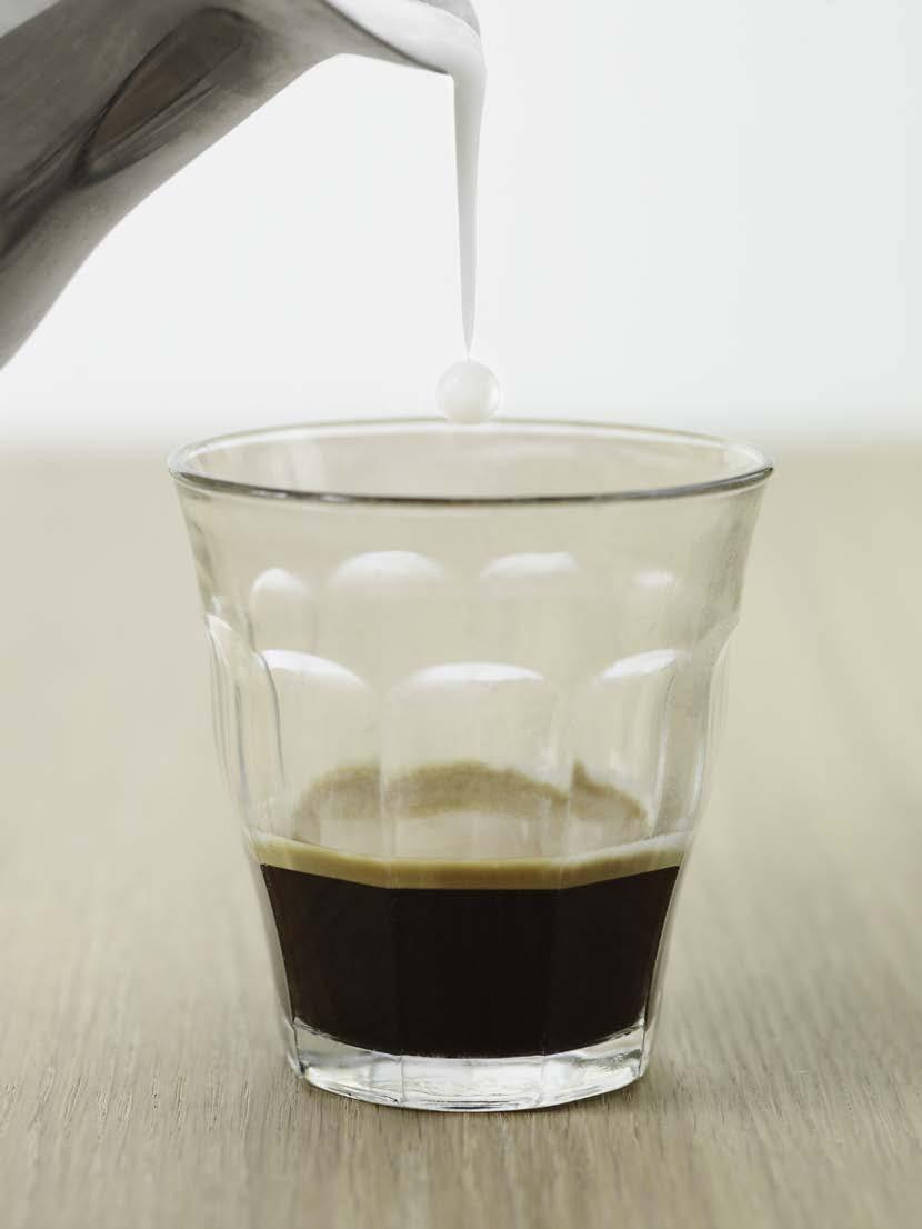 FORHANDLINGER NORES FORHANDLINGER En fersk undersøkelse gjennomført av Ipsos MMI for Norsk Kaffeinformasjon viser at nærmere ni av ti voksne nordmenn drikker kaffe. To av tre drikker kaffe hver dag.