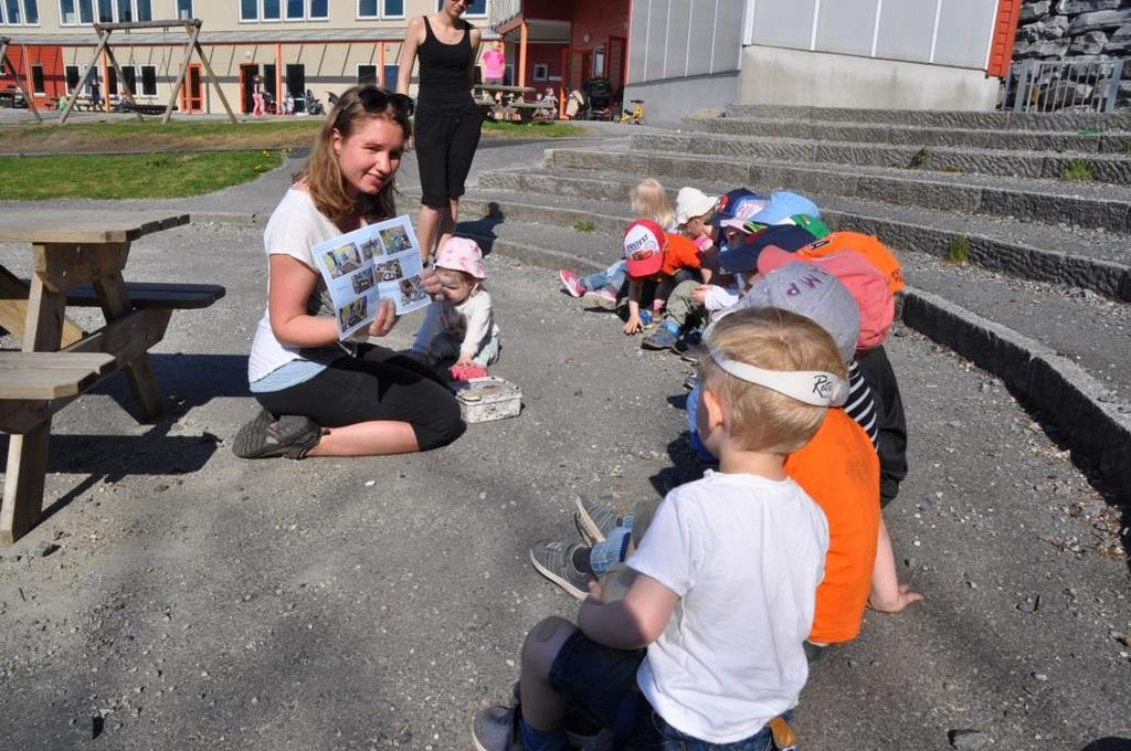 Tema gjennom barnehageåret har vært naturmagi. Noe av det vi har gjort er å grave ned ulike gjenstander i jorden i september. I mai ble dette gravd opp igjen!